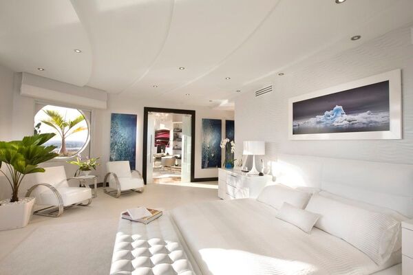Sala luminosa con espacio despejado para moverse